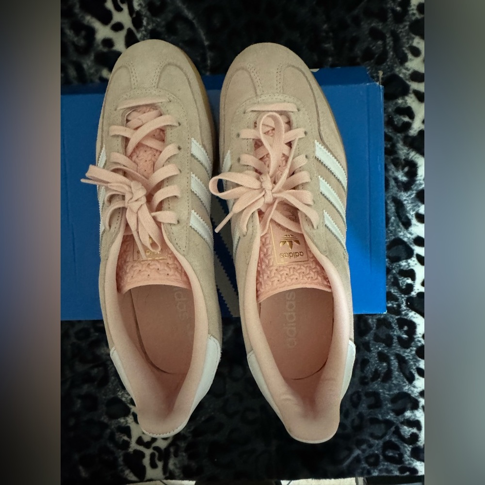 Adidas Pink and White Sneakers Retro Design GAZELLE INDOOR SHOES
Sz: 7.5 women - Picture 3 of 8